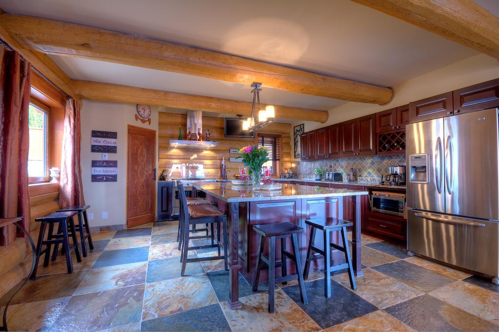 A Okanagan Lakeview Inn Келоуна Экстерьер фото