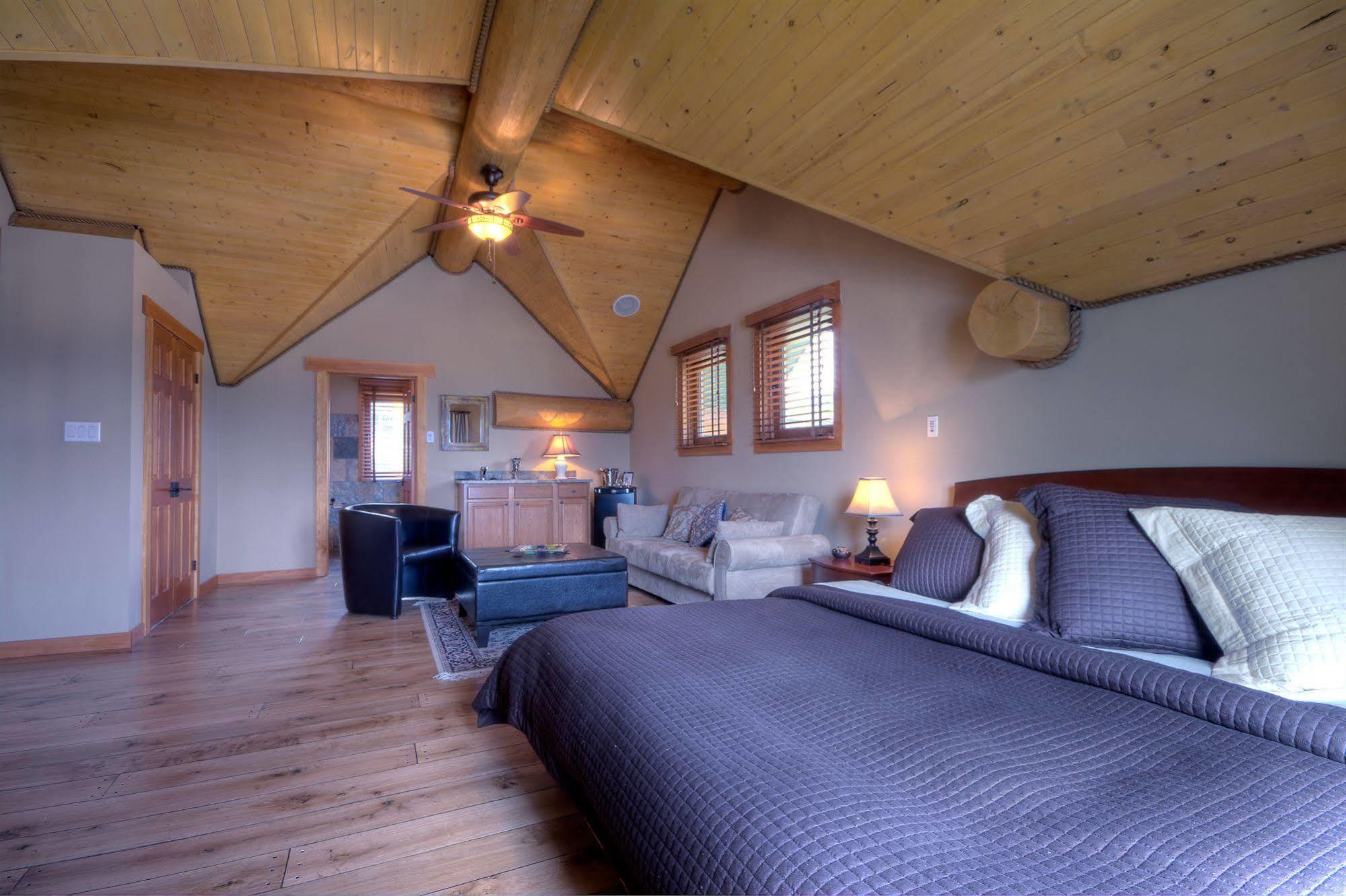 A Okanagan Lakeview Inn Келоуна Экстерьер фото