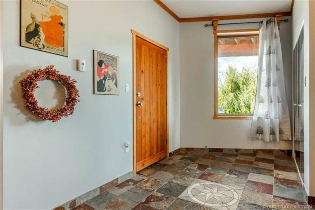 A Okanagan Lakeview Inn Келоуна Экстерьер фото